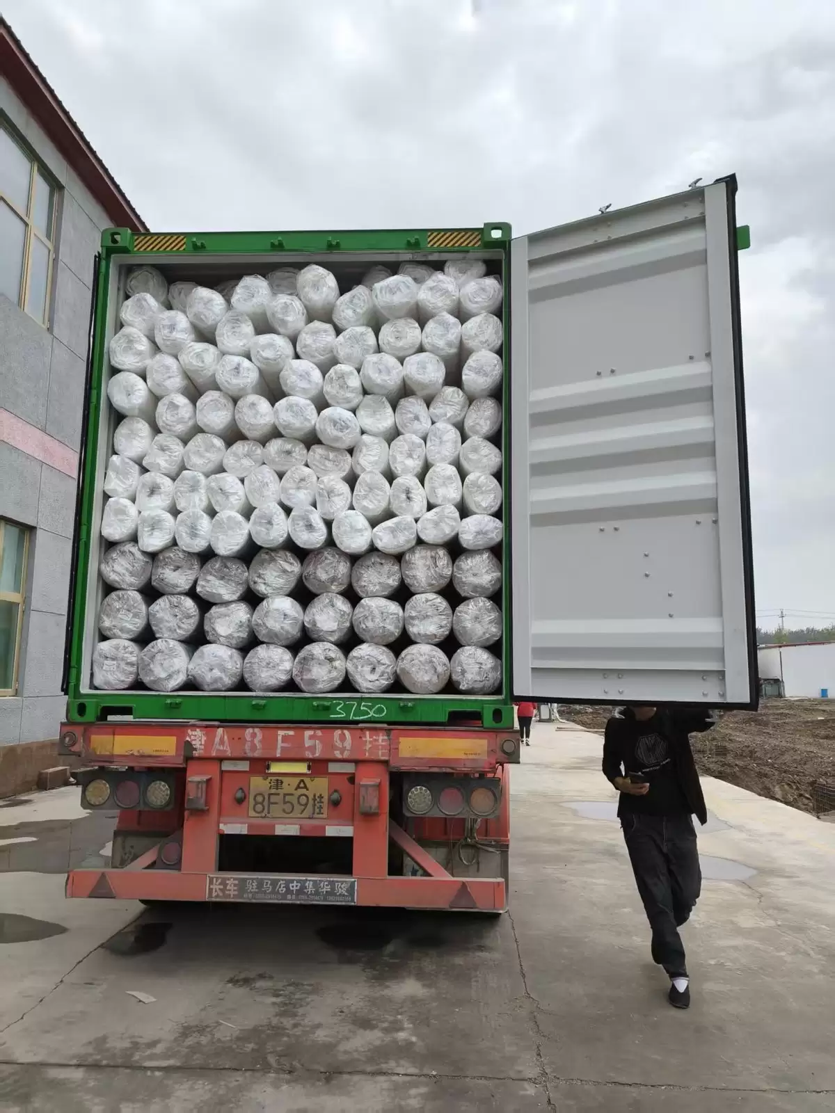 Container loading of rolled mattresses at Zehao factory