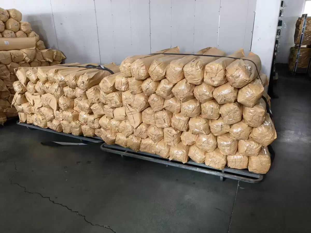 Warehouse packing of guesthouse bed frames and mattresses